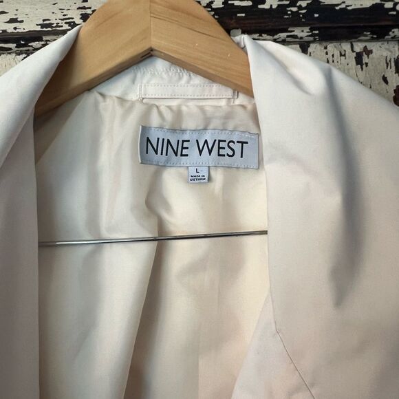 Nine West gorgeous Ivory Belted trench Coat w pockets. Elegant. Size Large. - Picture 4 of 8